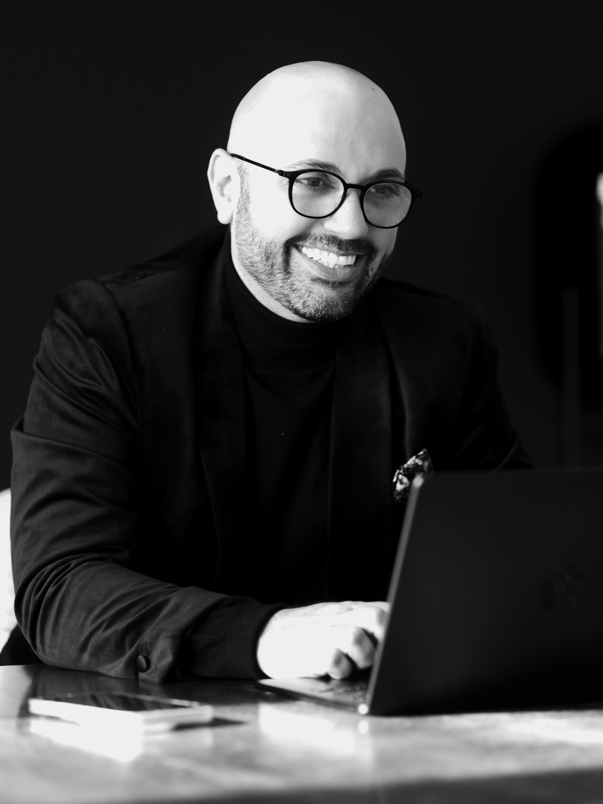 Alwin Pilar von Pilchau am Laptop, Schwarzweiß-Portrait