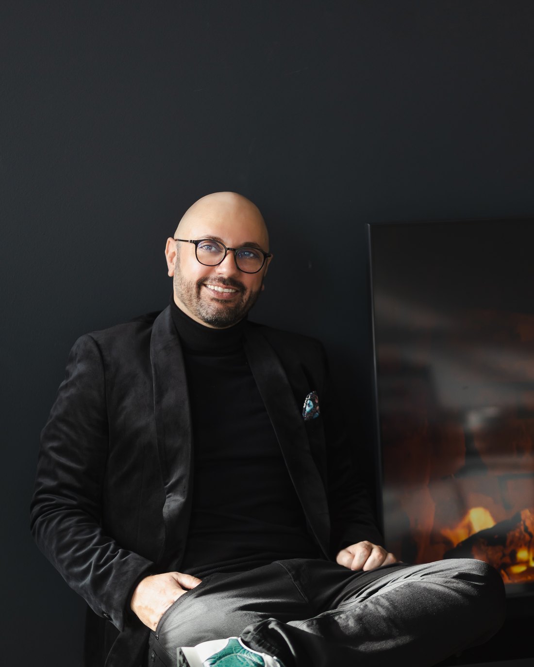 Alwin Pilar von Pilchau, entspannt am Kamin
